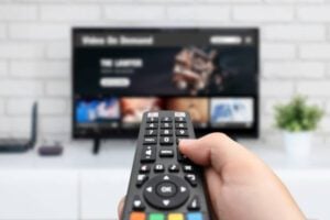 Read more about the article Hoe IPTV Werkt en Voordelen Biedt aan Gebruikers Wereldwijd